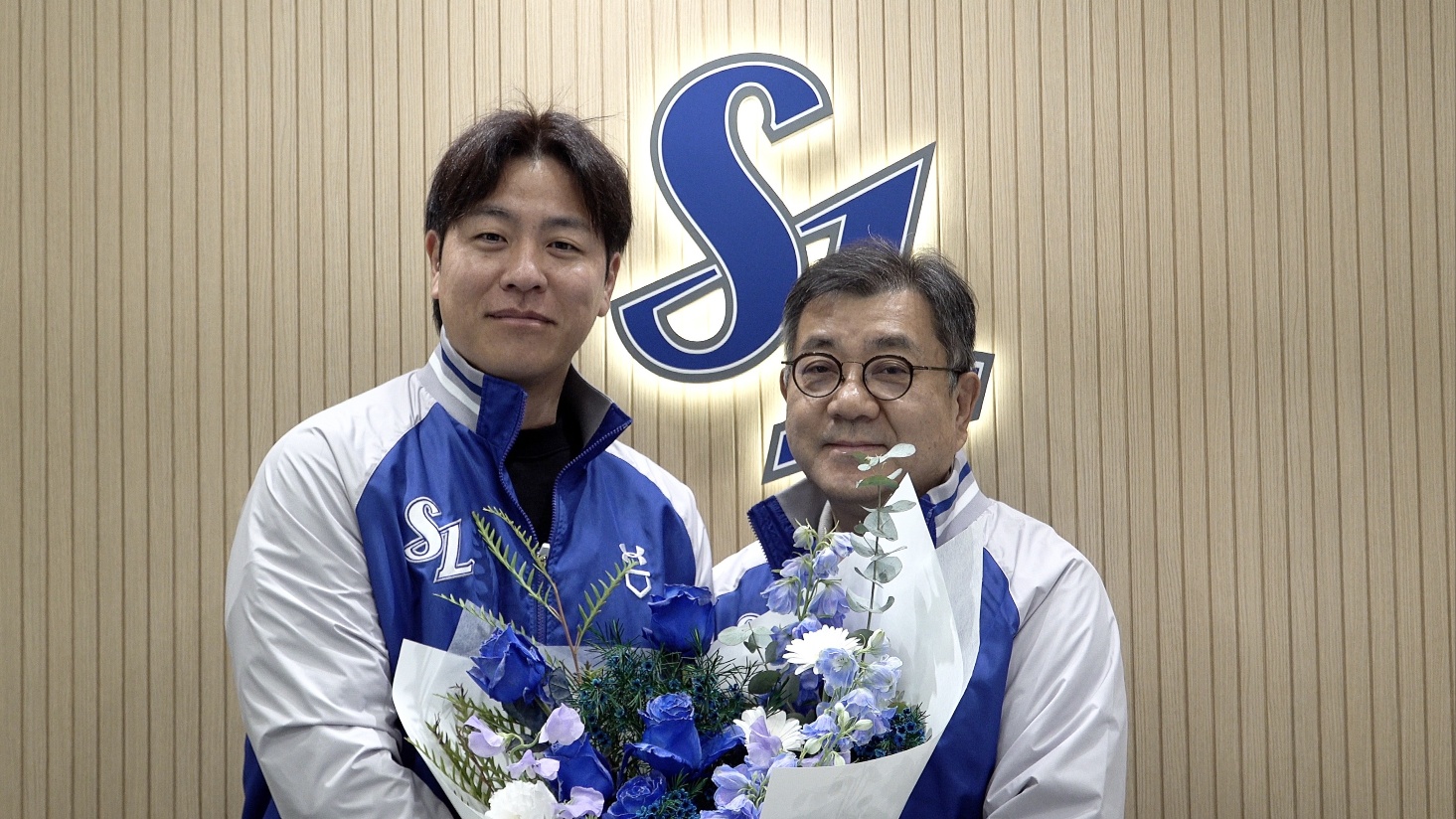 삼성 라이온즈 포수 강민호가 28일 계약기간 2년, 총액 20억원의 조건에 FA 계약을 체결했다. 1999년 KBO리그에 FA 제도가 도입된 이후 처음으로 4번째 FA 계약을 이뤄낸 선수가 됐다. 강민호는 프로에서 한 번도 이루지 못한 KS 우승을 해내겠다고 힘주어 말했다. 삼성 라이온즈