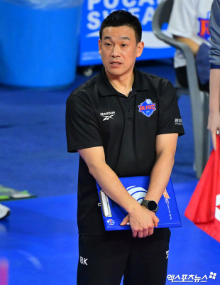 경기 지켜보는 여오현 감독대행[포토]