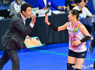 인쿠시 ‘고희진 감독과 하이파이브’[포토]