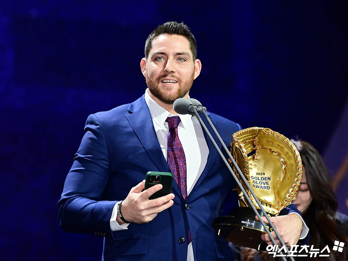 지난 '2024 KBO 골든글러브' 시상식에 참석한 LG 오스틴이 골든글러브 1루수 부문 수상 소감을 전하고 있다. 엑스포츠뉴스 DB