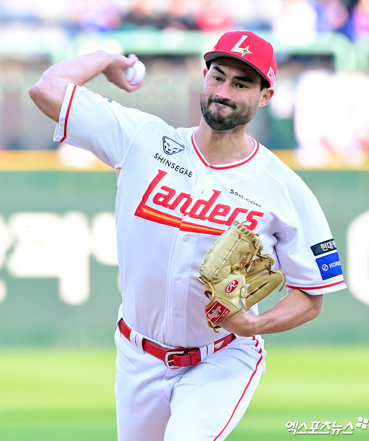 SSG 랜더스가 2025시즌 2선발로 좋은 모습을 보였던 외국인 투수 미치 화이트와 재계약에 골인했다. SSG는 29일 '외국인 투수 화이트와 총액 120만 달러(계약금 30만 달러, 연봉 80만 달러, 옵션 10만 달러), 타자 기예르모 에레디아와 총액 130만 달러(계약금 30만 달러, 연봉 80만 달러, 옵션 20만 달러)에 재계약을 맺었다'고 공식 발표했다. 화이트는 '동행을 이어갈 수 있게 되어 기쁘다. 인천 팬들의 함성 소리가 벌써 기대된다. 팬들의 응원에 힘입어 다음 시즌에는 SSG가 더 높은 목표를 달성할 수 있도록 최선을 다하겠다'고 밝혔다. 엑스포츠뉴스DB