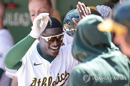 김원형 감독이 이끄는 두산 베어스가 2026시즌을 함께할 외국인 타자로 다즈 카메론을 영입했다. 두산 구단은 29일 카메론과 총액 100만 달러(약 14억원)에 계약했다고 공식 발표했다. 외국인 투수로는 2025시즌 1선발로 활약했던 잭 로그와 재계약, 2020시즌 한국시리즈 진출에 기여했던 크리스 플렉센의 복귀로 원투펀치 구성을 마친 가운데 외국인 타자 쿼터도 채워졌다. 연합뉴스