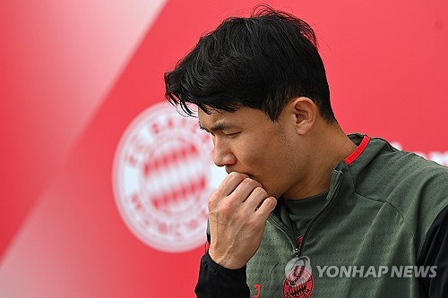 독일 현지에서 김민재를 향한 시선이 계속 엇갈리고 있다. 약 2만5000명의 바이에른 뮌헨 팬들이 참여한 2025년 바이에른 뮌헨 결산 투표에서 김민재는 올해의 실패작(Flop des Jahres) 부문 5위에 오르는 불명예를 안았다. 연합뉴스