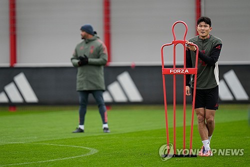 독일 현지에서 김민재를 향한 시선이 계속 엇갈리고 있다. 약 2만5000명의 바이에른 뮌헨 팬들이 참여한 2025년 바이에른 뮌헨 결산 투표에서 김민재는 올해의 실패작(Flop des Jahres) 부문 5위에 오르는 불명예를 안았다. 연합뉴스