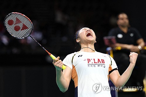 안세영이 세계배드민턴연맹(BWF) 월드투어 파이널 2025에서 보여준 부상 투혼이 인도네시아 현지에서도 큰 화제를 모으고 있다. 당시 안세영은 왕즈이를 상대로 20-8로 크게 앞서 있었지만, 왼쪽 다리 통증으로 절뚝거리며 경기를 이어가는 위태로운 상황이었다. 하지만 안세영은 1시간 36분 혈투 끝에 우승을 확정지었다. 연합뉴스