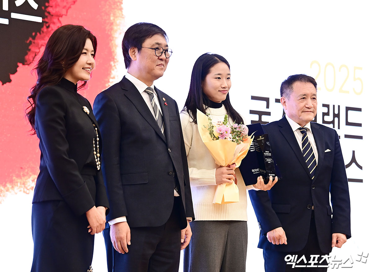 배드민턴 황제 안세영(오른쪽 두 번째)이 30일 서울 여의도 국회도서관 대강당에서 열린 '2025 국가브랜드 컨퍼런스'에서 '글로벌 스포츠 리더십' 부문을 수상했다. 사진 박지영 기자 