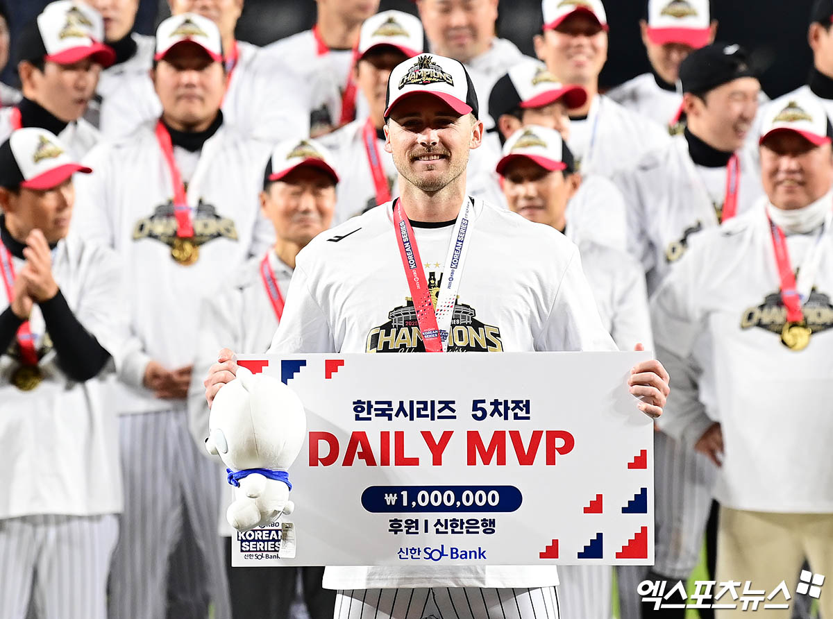 지난 10월 31일 오후 대전한화생명볼파크에서 열린 '2025 신한 SOL Bank KBO 한국시리즈' LG 트윈스와 한화 이글스의 경기, LG가 선발투수 톨허스트의 7이닝 1실점 완벽투에 힘입어 4:1의 스코어로 승리하며 시리즈 전적 4승1패로 통합우승을 이뤘다.  경기 종료 후 LG 톨허스트가 한국시리즈 5차전 데일리 MVP 수상 기념 촬영을 하고 있다. 엑스포츠뉴스 DB