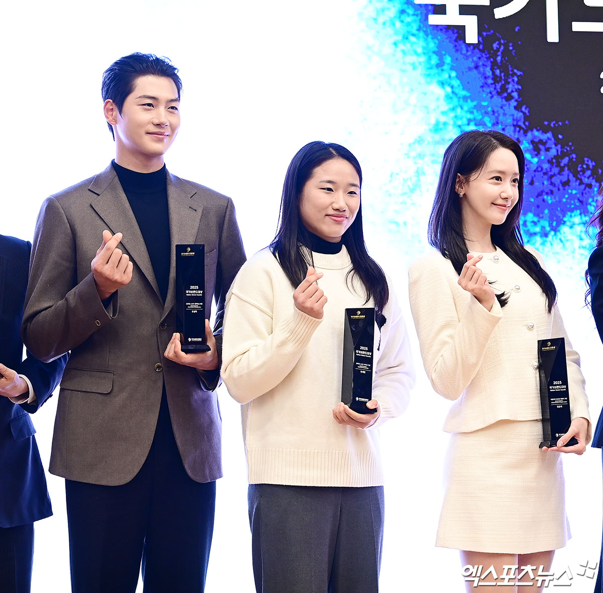 오상욱(왼쪽)이 30일 서울 여의도 국회도서관 대강당에서 열린 '2025 국가브랜드 컨퍼런스'에서 '글로벌 스포츠 챔피언십' 부문을 수상했다. 사진 박지영 기자