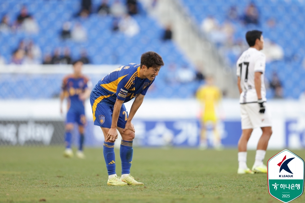 2025시즌 힘겨운 사투 끝에 K리그1에 간신히 잔류에 성공한 울산HD가 리그에서 가장 많은 연봉을 지출한 것으로 나타났다. 국내 선수 중 연봉 킹은 전북현대 이승우가 차지했다. 울산은 총 206억4858만4000원을 지출하며 K리그1 전체 구단 중 연봉 지출 1위를 기록했다. 선수 개인별 연봉에서는 전북 이승우가 국내 선수 1위에 올랐다. 이승우는 15억9000만원을 수령했다. 한국프로축구연맹