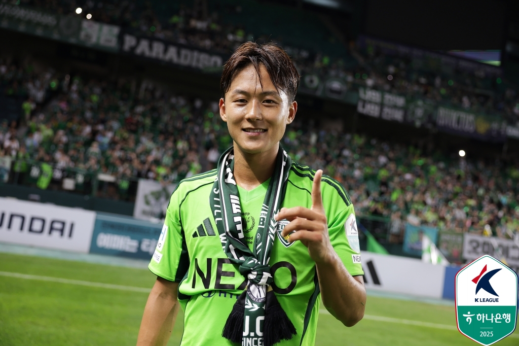 2025시즌 힘겨운 사투 끝에 K리그1에 간신히 잔류에 성공한 울산HD가 리그에서 가장 많은 연봉을 지출한 것으로 나타났다. 국내 선수 중 연봉 킹은 전북현대 이승우가 차지했다. 울산은 총 206억4858만4000원을 지출하며 K리그1 전체 구단 중 연봉 지출 1위를 기록했다. 선수 개인별 연봉에서는 전북 이승우가 국내 선수 1위에 올랐다. 이승우는 15억9000만원을 수령했다. 한국프로축구연맹