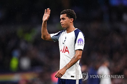 손흥민(LAFC)에게 생애 첫 우승 트로피를 안겨주고 손흥민의 시그니처 축구화를 착용할 정도로 각별한 애정을 보였던 브레넌 존슨이 끝내 토트넘 홋스퍼를 떠날 것으로 보인다. 유럽축구 이적시장 전문가 데이비드 온스테인은 30일(한국시간) 크리스털 팰리스가 토트넘과 브레넌 존슨 영입에 대한 합의에 도달했다고 보도했다. 연합뉴스