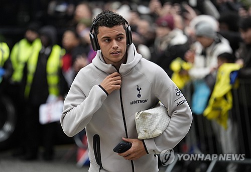 손흥민(LAFC)에게 생애 첫 우승 트로피를 안겨주고 손흥민의 시그니처 축구화를 착용할 정도로 각별한 애정을 보였던 브레넌 존슨이 끝내 토트넘 홋스퍼를 떠날 것으로 보인다. 유럽축구 이적시장 전문가 데이비드 온스테인은 30일(한국시간) 크리스털 팰리스가 토트넘과 브레넌 존슨 영입에 대한 합의에 도달했다고 보도했다. 연합뉴스