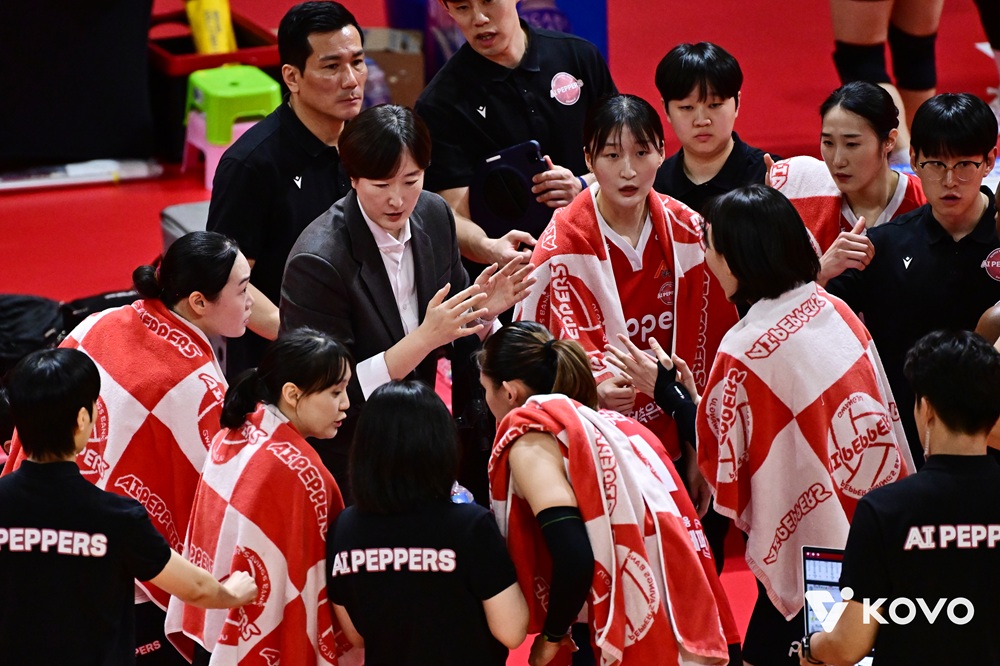 여자 프로배구 페퍼저축은행이 30일 광주 페퍼스타디움에서 열린 진에어 2025-2026 V리그 여자부 3라운드 GS칼텍스와의 홈 경기에서 세트 스코어 3-1(21-25 25-20 25-16 25-21)로 승리, 9연패 탈출에 성공했다. 사진 한국배구연맹 제공