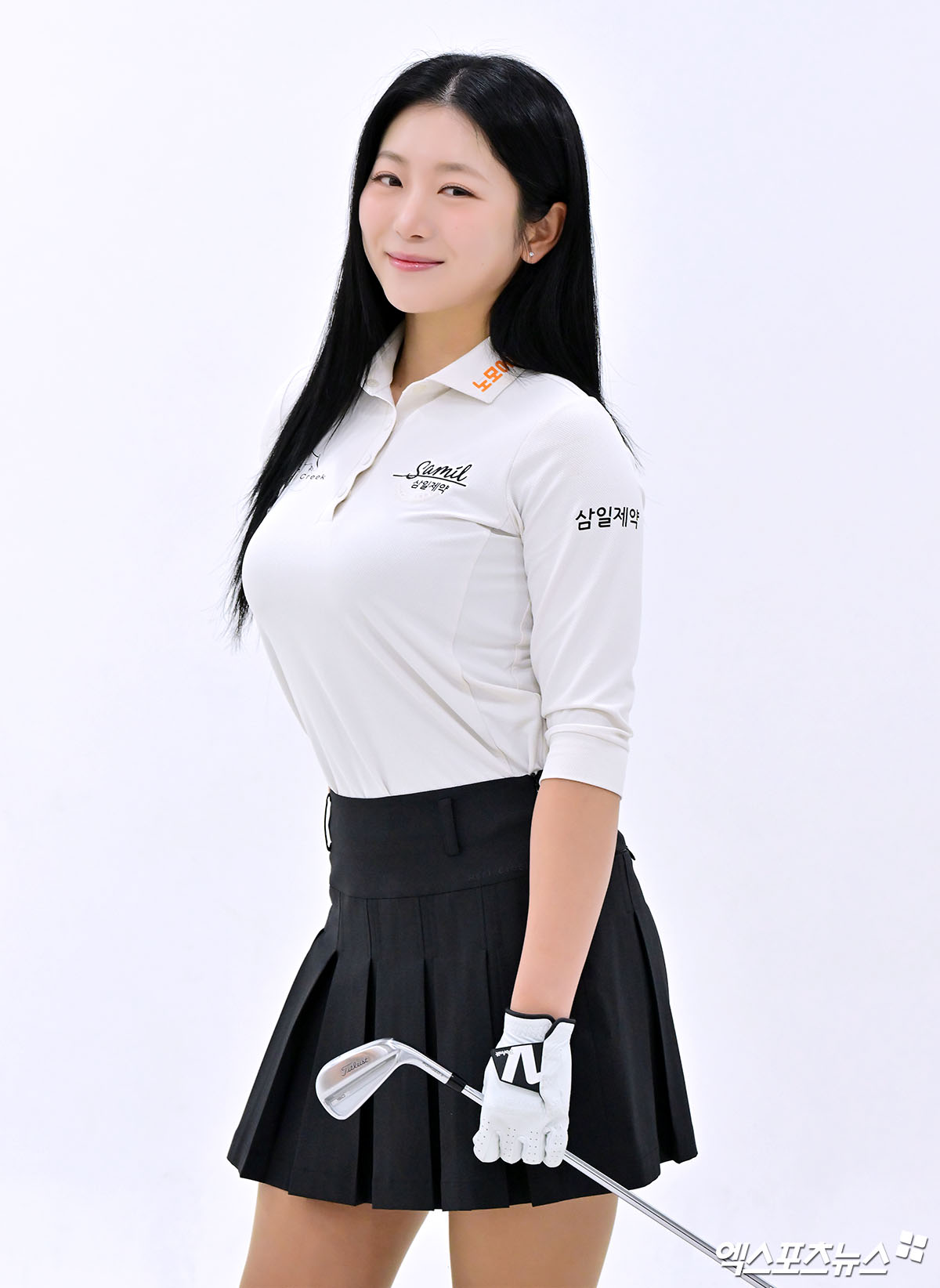 KLPGA 안소현 프로가 포즈를 취하고 있다.