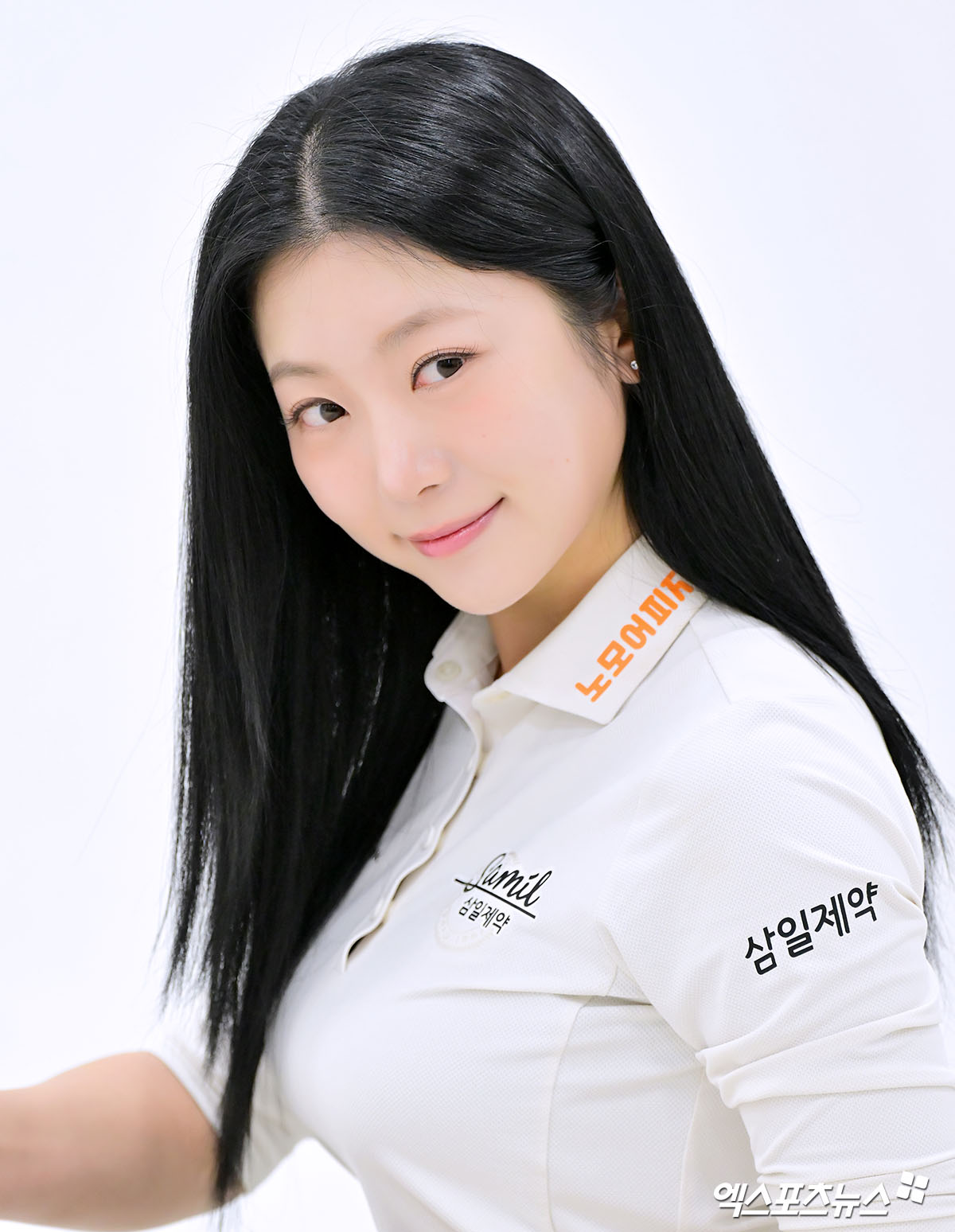 KLPGA 안소현 프로가 포즈를 취하고 있다.