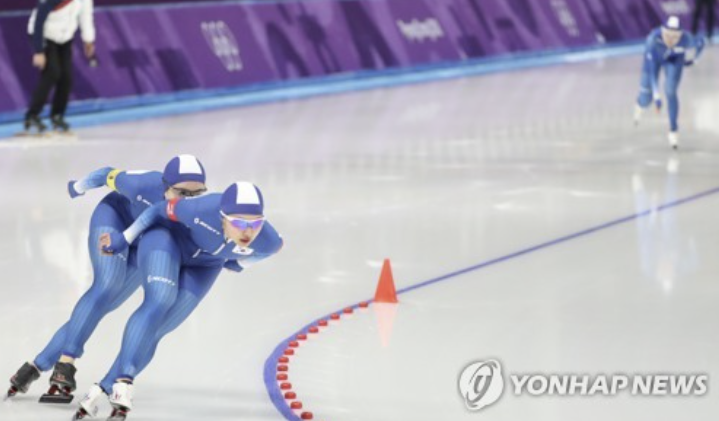 2018 평창 동계올림픽 스피드스케이팅 여자 매스스타트에서 은메달을 목에 걸었던 김보름이 현역 은퇴를 선언했다. 김보름은 10년 가까이 한국 여자 빙속 중장거리를 대표하는 선수로 이름을 날렸다. 특히 7년 전 평창 올림픽에서 이른바 '왕따 주행' 논란중심에 섰고 이후 마음고생을 심하게 했으나 자신의 결백이 밝혀지면서 명예를 지키고 빙판을 떠나게 됐다. 김보름은 30일 자신의 SNS를 통해 '11살에 처음 스케이트를 시작해 2010~2024년 국가대표로 얼음 위에 서며 제 인생의 대부분을 보냈다. 올해를 마지막으로 선수 생활을 마무리하고 은퇴를 결정했다'고 밝혔다. 연합뉴스