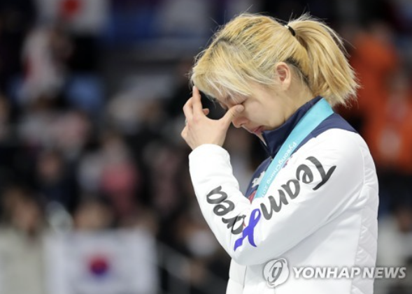 2018 평창 동계올림픽 스피드스케이팅 여자 매스스타트에서 은메달을 목에 걸었던 김보름이 현역 은퇴를 선언했다. 김보름은 10년 가까이 한국 여자 빙속 중장거리를 대표하는 선수로 이름을 날렸다. 특히 7년 전 평창 올림픽에서 이른바 '왕따 주행' 논란중심에 섰고 이후 마음고생을 심하게 했으나 자신의 결백이 밝혀지면서 명예를 지키고 빙판을 떠나게 됐다. 김보름은 30일 자신의 SNS를 통해 '11살에 처음 스케이트를 시작해 2010~2024년 국가대표로 얼음 위에 서며 제 인생의 대부분을 보냈다. 올해를 마지막으로 선수 생활을 마무리하고 은퇴를 결정했다'고 밝혔다. 연합뉴스