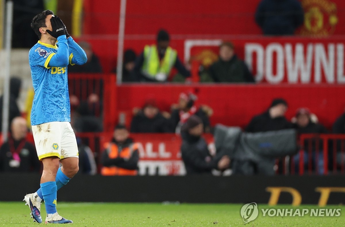 황희찬이 침묵과 부상으로 고개를 숙인 가운데, 소속팀 울버햄프턴 원더러스가 잉글랜드 축구 역사에 남을 불명예 기록을 작성했다. 개막 후 19경기 동안 단 1승도 거두지 못하며 사실상 강등이 유력해졌다. 잉글랜드 1부 리그에서 개막 후 19경기 동안 승리를 거두지 못한 팀이 나온 것은 1902-1903시즌 볼턴 원더러스 이후 무려 123년 만이다. 1992년 EPL이 정식 출범한 이후로는 울버햄프턴이 최초다. 연합뉴스