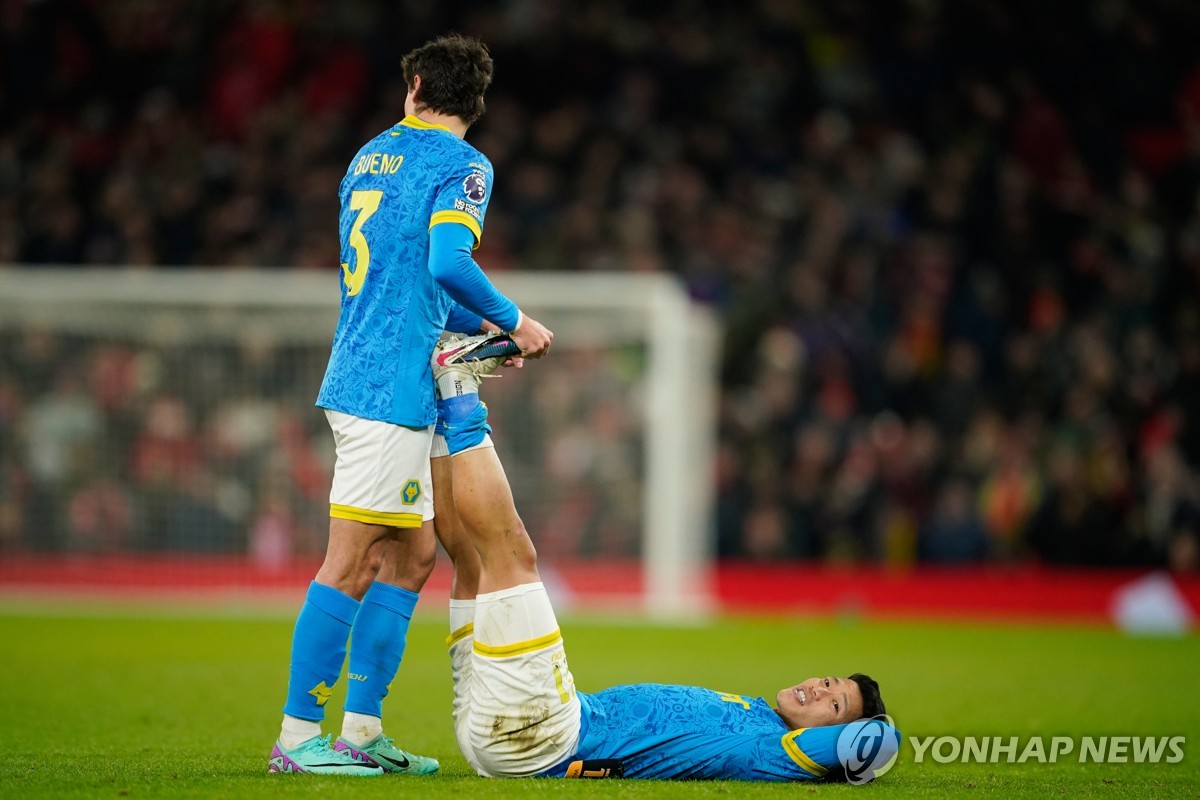 황희찬이 침묵과 부상으로 고개를 숙인 가운데, 소속팀 울버햄프턴 원더러스가 잉글랜드 축구 역사에 남을 불명예 기록을 작성했다. 개막 후 19경기 동안 단 1승도 거두지 못하며 사실상 강등이 유력해졌다. 잉글랜드 1부 리그에서 개막 후 19경기 동안 승리를 거두지 못한 팀이 나온 것은 1902-1903시즌 볼턴 원더러스 이후 무려 123년 만이다. 1992년 EPL이 정식 출범한 이후로는 울버햄프턴이 최초다. 연합뉴스