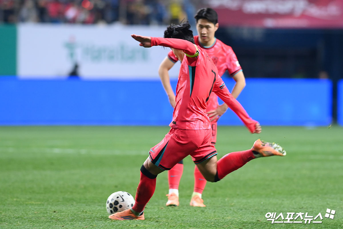 손흥민이 국제축구연맹(FIFA)이 선정한 2026년 북중미 월드컵을 끝으로 은퇴할 가능성이 큰 슈퍼스타 명단에 당당히 이름을 올리며 리오넬 메시, 크리스티아누 호날두와 어깨를 나란히 했다. 이밖에도 케빈 더 브라위너(벨기에), 사디오 마네(세네갈), 네이마르(브라질), 모하메드 살라(이집트), 하메스 로드리게스(콜롬비아), 버질 판 데이크(네덜란드) 등 각 대륙을 대표하는 아이콘들이 선정됐다. 엑스포츠뉴스DB