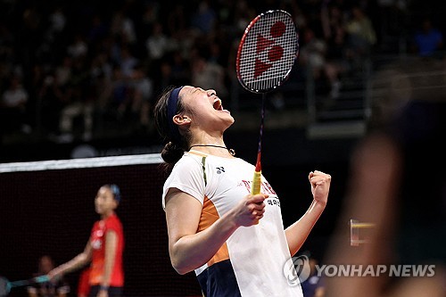 2025년 한 해 동안 최고의 활약을 펼친 안세영이 팬들에게 새해 인사를 전했다. 안세영은 31일 자신의 SNS에 '안녕하세요 안세영입니다. 한 해 동안 변함없는 응원을 보내주신 덕분에 끝까지 최선을 다할 수 있었고, 11승이라는 결과로 한 해를 마무리할 수 있었습니다'라고 적었다. 이어 '2025년 한 해 동안 응원해주신 모든 분들께 다시 한번 감사드립니다. 2026년을 맞아 더 좋은 소식들 여러분과 나눌 수 있기를 기대합니다. 새해에도 따뜻하고 행복한 일들만 가득하시길 빌겠습니다'라고 덧붙였다. 안세영 SNS