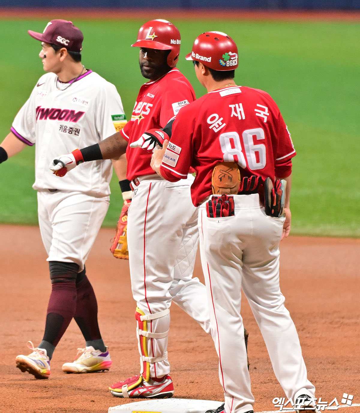 19일 오후 서울 구로구 고척스카이돔에서 열린 '2025 신한 SOL Bank KBO리그' SSG 랜더스와 키움 히어로즈의 경기, 1회초 2사 SSG 에레디아가 중전안타를 날리고 있다. 엑스포츠뉴스 DB