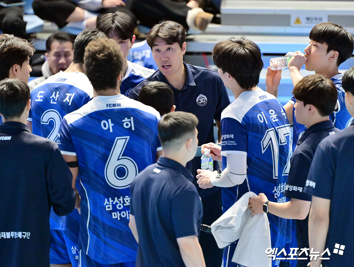 1일 오후 인천 계양체육관에서 열린 '진에어 2025-2026 V-리그' 대한항공과 삼성화재의 경기, 삼성화재 고준용 감독대행이 작전타임을 갖고 있다. 인천, 김한준 기자