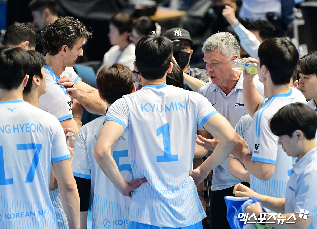 1일 오후 인천 계양체육관에서 열린 '진에어 2025-2026 V-리그' 대한항공과 삼성화재의 경기, 대한항공 헤난 감독이 작전타임을 갖고 있다. 인천, 김한준 기자