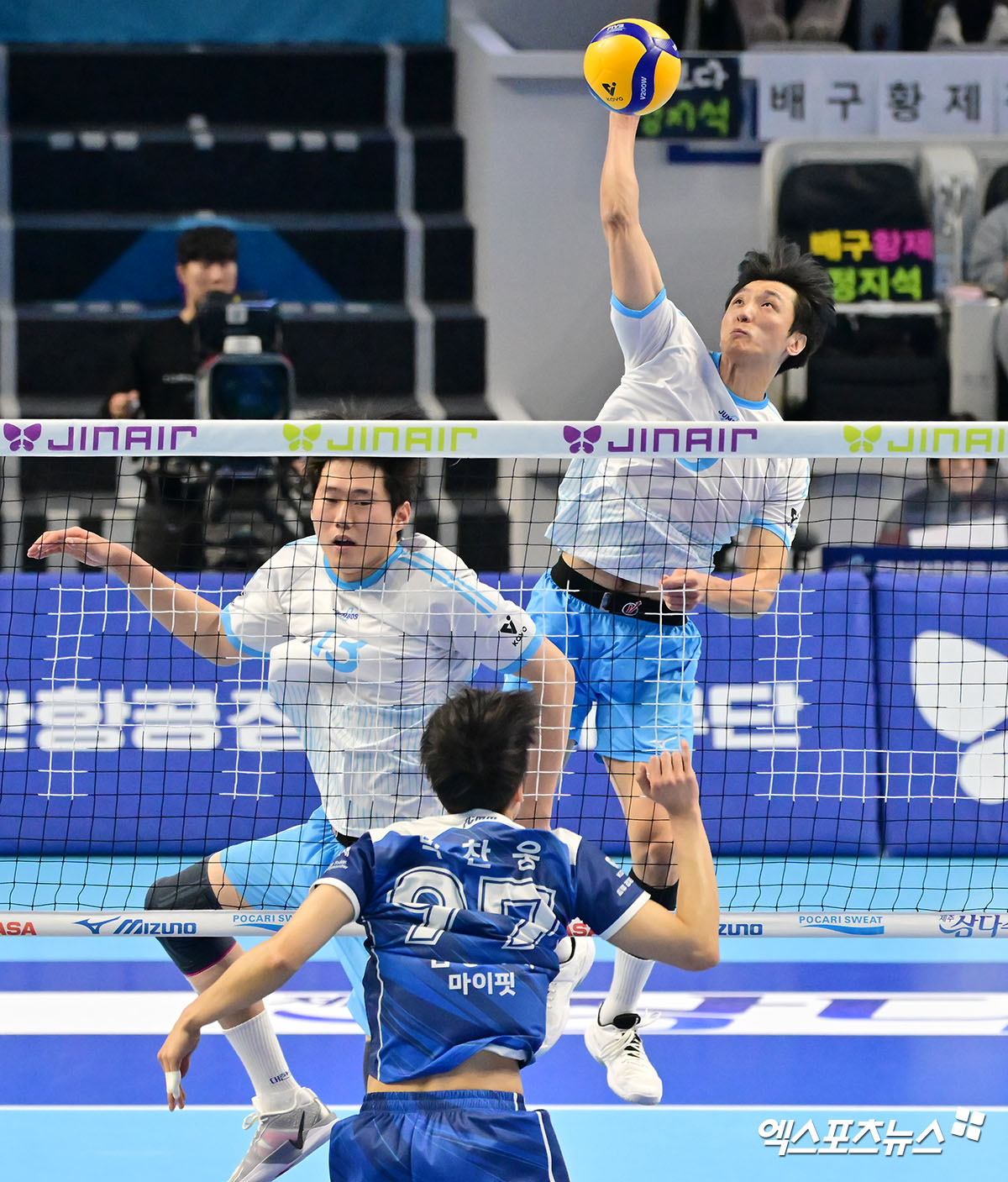 1일 오후 인천 계양체육관에서 열린 '진에어 2025-2026 V-리그' 대한항공과 삼성화재의 경기, 대한항공 곽승석이 공격을 시도하고 있다. 인천, 김한준 기자