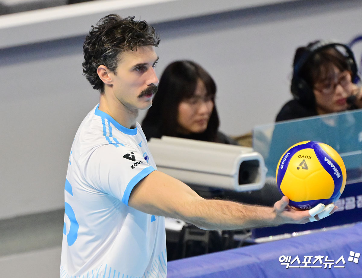 1일 오후 인천 계양체육관에서 열린 '진에어 2025-2026 V-리그' 대한항공과 삼성화재의 경기, 대한항공 러셀이 서브를 준비하고 있다. 인천, 김한준 기자