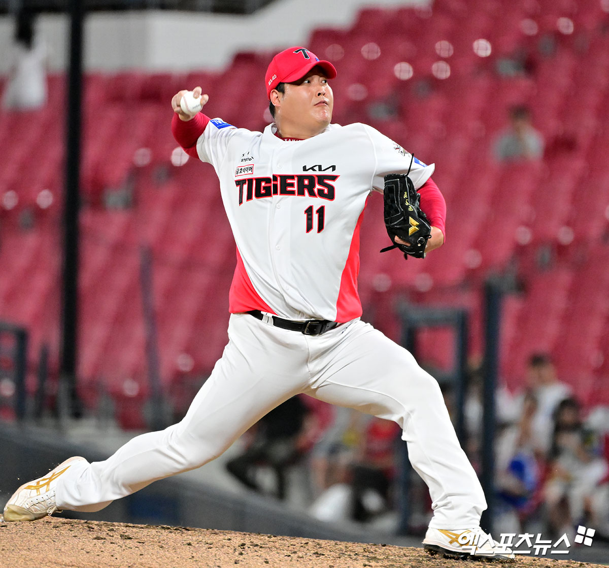 11월 초 2026 FA 시장 개장 뒤 1호 계약 박찬호(두산 베어스 이적)를 시작으로 10건의 FA 계약이 11월 내로 완료됐다. 12월 들어 최형우(삼성 라이온즈 이적)와 양현종(KIA 타이거즈 잔류)이 각각 이적과 잔류 소식을 알렸다. 이어 삼성 내부 FA 투수 김태훈과 이승현이 18일 동반 잔류 계약을 발표했다. 이후 10일간 잠잠했던 FA 시장은 28일 KBO리그 사상 첫 네 번째 FA 계약에 성공한 강민호 잔류 소식으로 2025년을 마무리했다. 그럼에도 여전히 자유계약선수(FA) 시장엔 조상우, 김범수, 김상수, 장성우, 손아섭 등 미계약자 5인이 남아 매서운 한파에 시달리고 있다. 