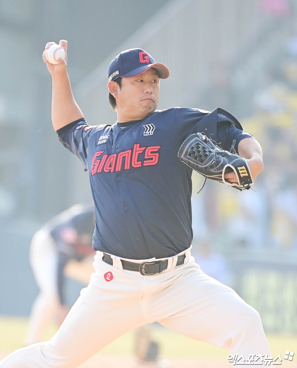 11월 초 2026 FA 시장 개장 뒤 1호 계약 박찬호(두산 베어스 이적)를 시작으로 10건의 FA 계약이 11월 내로 완료됐다. 12월 들어 최형우(삼성 라이온즈 이적)와 양현종(KIA 타이거즈 잔류)이 각각 이적과 잔류 소식을 알렸다. 이어 삼성 내부 FA 투수 김태훈과 이승현이 18일 동반 잔류 계약을 발표했다. 이후 10일간 잠잠했던 FA 시장은 28일 KBO리그 사상 첫 네 번째 FA 계약에 성공한 강민호 잔류 소식으로 2025년을 마무리했다. 그럼에도 여전히 자유계약선수(FA) 시장엔 조상우, 김범수, 김상수, 장성우, 손아섭 등 미계약자 5인이 남아 매서운 한파에 시달리고 있다. 엑스포츠뉴스DB