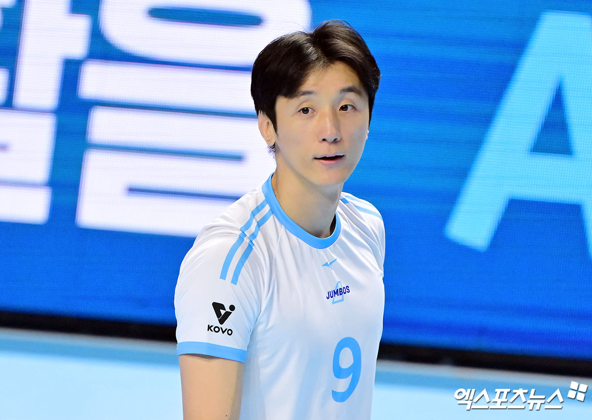 1일 오후 인천 계양체육관에서 열린 '진에어 2025-2026 V-리그' 대한항공과 삼성화재의 경기, 대한항공 곽승석이 경기에 임하고 있다. 인천, 김한준 기자