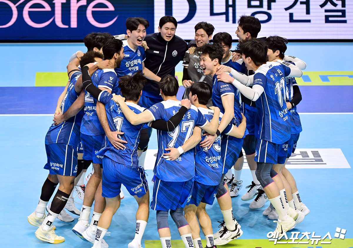 1일 오후 인천 계양체육관에서 열린 '진에어 2025-2026 V-리그' 대한항공과 삼성화재의 경기, 삼성화재가 대한항공에 세트스코어 3:2(23-25, 22-25, 25-23, 25-20, 15-13)로 승리했다.  이날 경기에서 승리한 삼성화재 선수들이 기뻐하고 있다. 인천, 김한준 기자