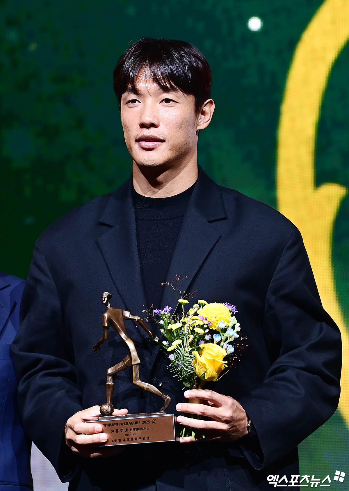 전북현대의 뒷문을 8년간 든든히 지켰던 '베테랑 센터백' 홍정호가 작별을 고함과 동시에 구단에 대한 짙은 아쉬움도 표출했다. 홍정호는 통산 206경기에 출전해 7골 5도움을 기록하며 전북의 황금기를 이끌었다. 홍정호는 이정효 감독의 러브콜을 받고 수원 삼성 이적을 택한 것으로 알려졌다. 엑스포츠뉴스DB