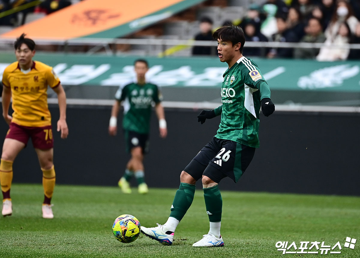 전북현대의 뒷문을 8년간 든든히 지켰던 '베테랑 센터백' 홍정호가 작별을 고함과 동시에 구단에 대한 짙은 아쉬움도 표출했다. 홍정호는 통산 206경기에 출전해 7골 5도움을 기록하며 전북의 황금기를 이끌었다. 홍정호는 이정효 감독의 러브콜을 받고 수원 삼성 이적을 택한 것으로 알려졌다. 엑스포츠뉴스DB