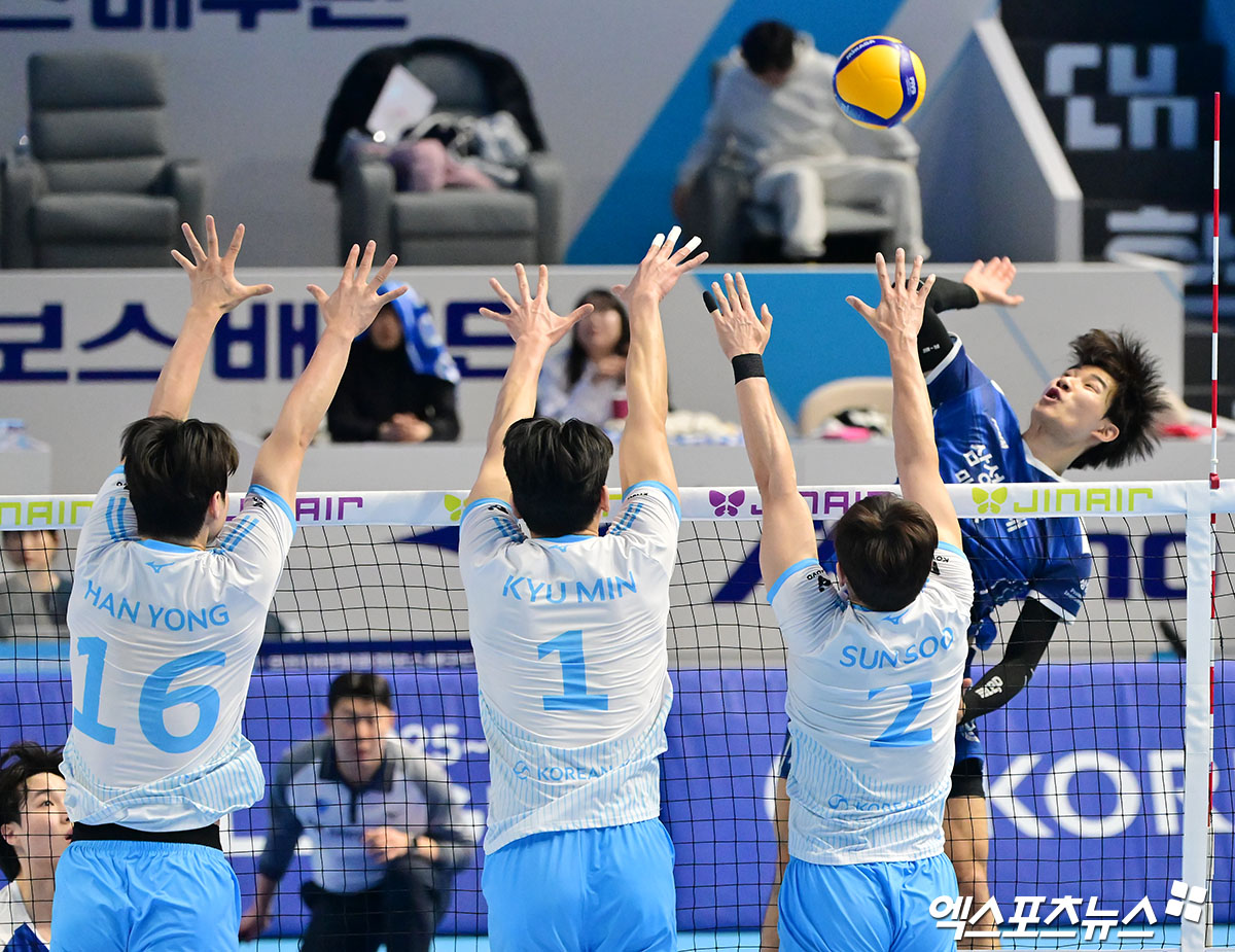 1일 오후 인천 계양체육관에서 열린 '진에어 2025-2026 V-리그' 대한항공과 삼성화재의 경기, 삼성화재 이윤수가 공격을 시도하고 있다. 인천, 김한준 기자