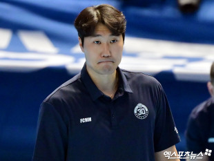 경기 지켜보는 고준용 감독대행[포토]