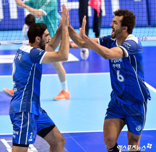 아히 ‘도산지와 하이파이브’[포토]