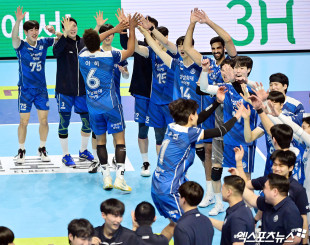 기뻐하는 삼성화재 선수들[포토]