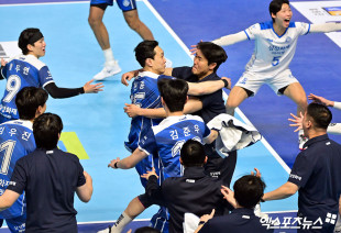 고준용 감독 ‘손현종과 기쁨의 포옹’[포토]