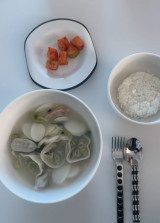 '결혼 전제' 변요한♥티파니, 숟가락에 비친 실루엣? 잠옷? 2026년 새해 인사 전하며 [★해시태그]