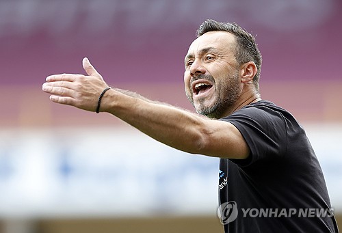 엔초 마레스카 감독이 2025년의 파란만장한 마무리를 뒤로하고 첼시 지휘봉을 내려놓은 가운데 차기 사령탑 중 하나로 로베르토 데 제르비 올랭피크 마르세유 감독이 거론되고 있다. 데 제르비 감독은 한국 축구 팬들에게도 익숙한 인물이다. 지난 여름 이적시장에서 마르세유 감독으로 부임한 직후 한국의 황희찬을 영입하기 위해 직접 전화를 걸어 설득했을 만큼 그에 대한 애정이 남달랐던 것으로 알려져 있다. 연합뉴스