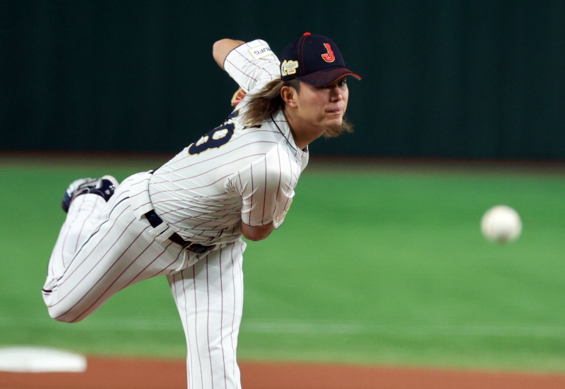 이번 스토브리그 최대어 중 한 명이었던 일본인 우완투수 이마이 다쓰이가 휴스턴 애스트로스와 3년 5400만달러(약 781억원) 계약을 체결했다. 등판 이닝 달성 여부에 따라 매년 최대 300만 달러 인센티브가 주어지는 구조다. 이번 계약엔 매년 옵트아웃 조항도 포함돼 있다. 연합뉴스