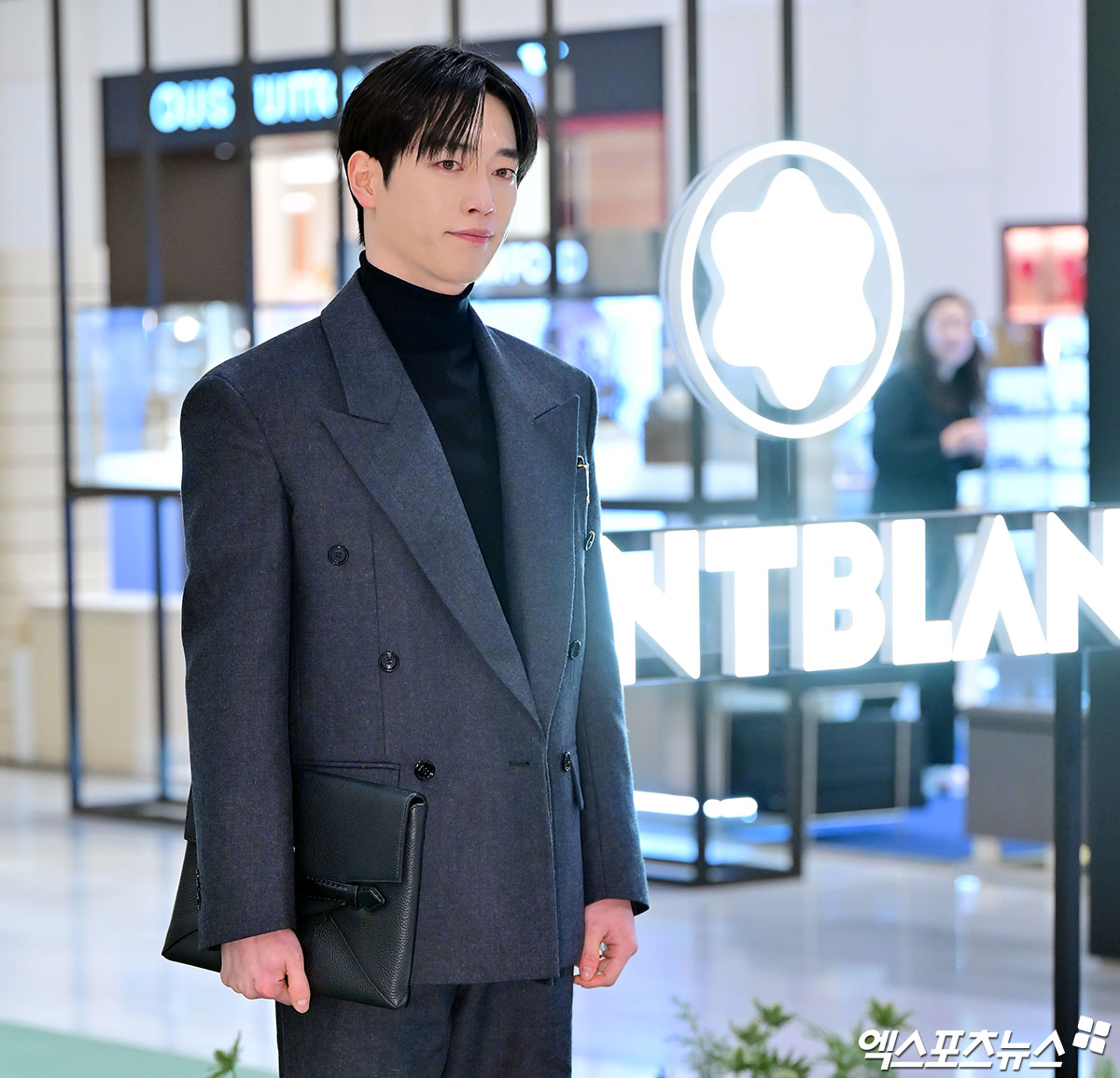 서강준이 포즈를 취하고 있다.