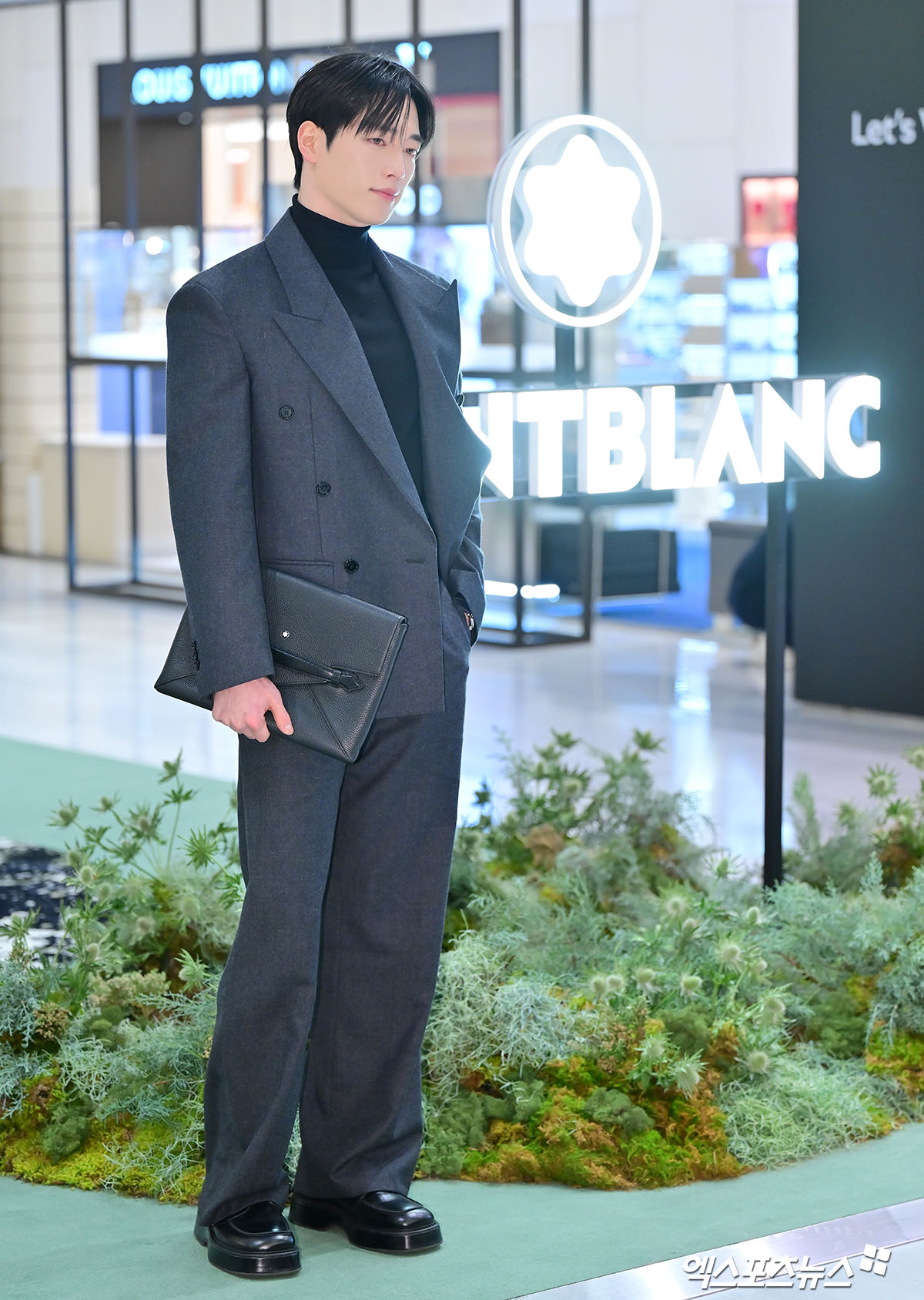 서강준이 포즈를 취하고 있다.