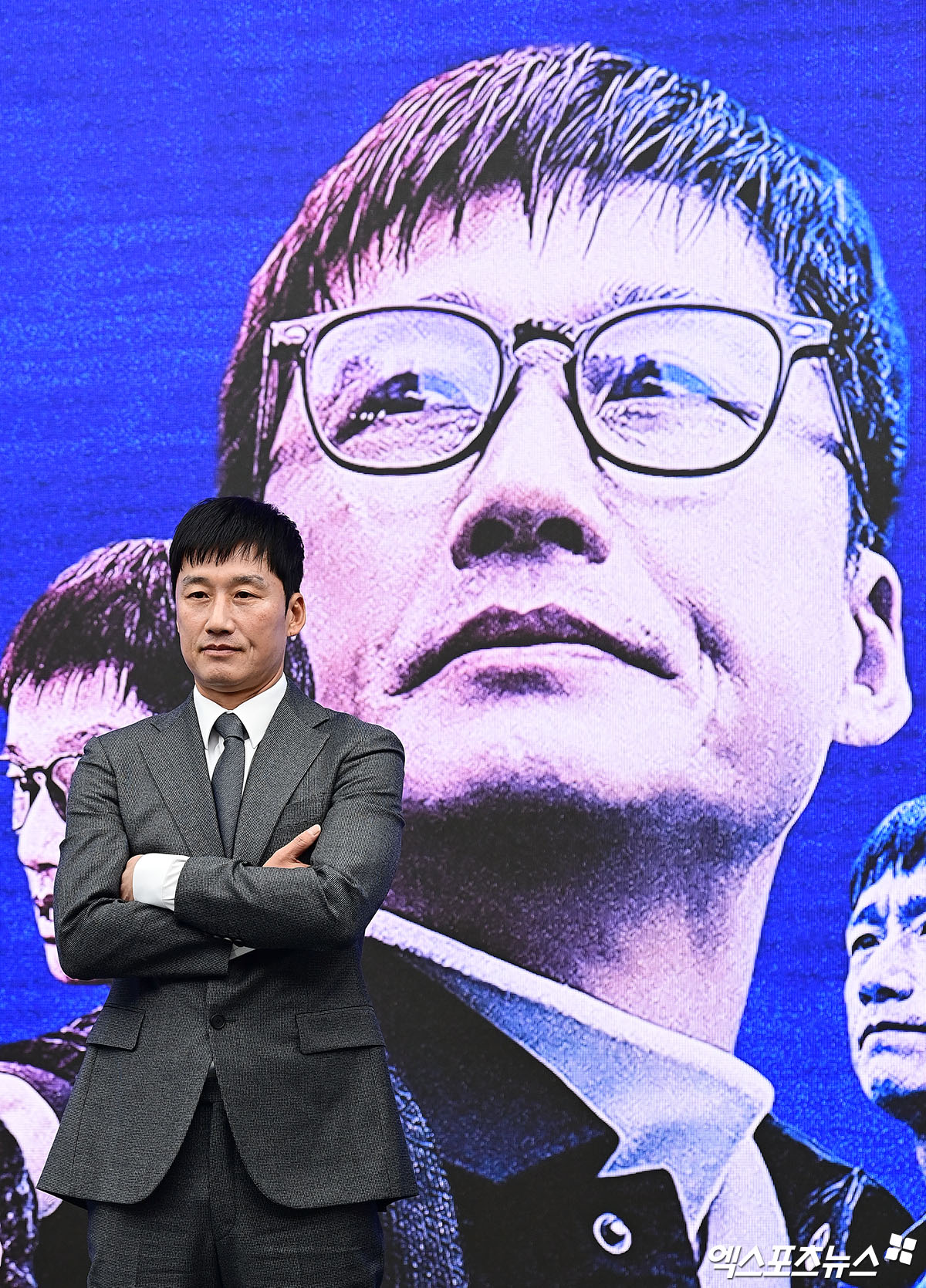 이정효 감독은 2일 수원 도이치오토월드 차란차 스튜디오에서 열린 수원상섬 제 11대 감독 취임 기자회견에 참석했다. K리그1 승격에 실패한 수원은 지난달 24일 새로운 사령탑으로 광주FC를 이끌던 K리그 최고의 명장 이정효 감독을 선임했다. 이날 취임 기자회견에서 이 감독은 지금도 자신의 실패를 바라는 사람들이 많기에 제2의 이정효를 꿈꾸는 지도자를 위해서라도 수원에서 성공을 거두겠다며 남다른 각오를 드러냈다. 수원 도이치오토월드, 박지영 기자