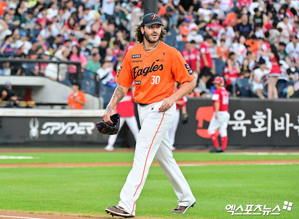 토론토 블루제이스가 코디 폰세의 2026 월드베이스볼클래식(WBC) 참가를 최종 허가했다. 토론토 지역 매체 '블루제이스 센트럴'에 따르면, 벤지 힐 멕시코 야구대표팀 감독은 'KBO리그 MVP 출신인 폰세가 토론토로부터 WBC 출전 허가를 받았다. 모든 절차가 마무리되는 대로 멕시코 대표팀 로스터에 공식 포함될 것'이라 밝혔다. 엑스포츠뉴스 DB