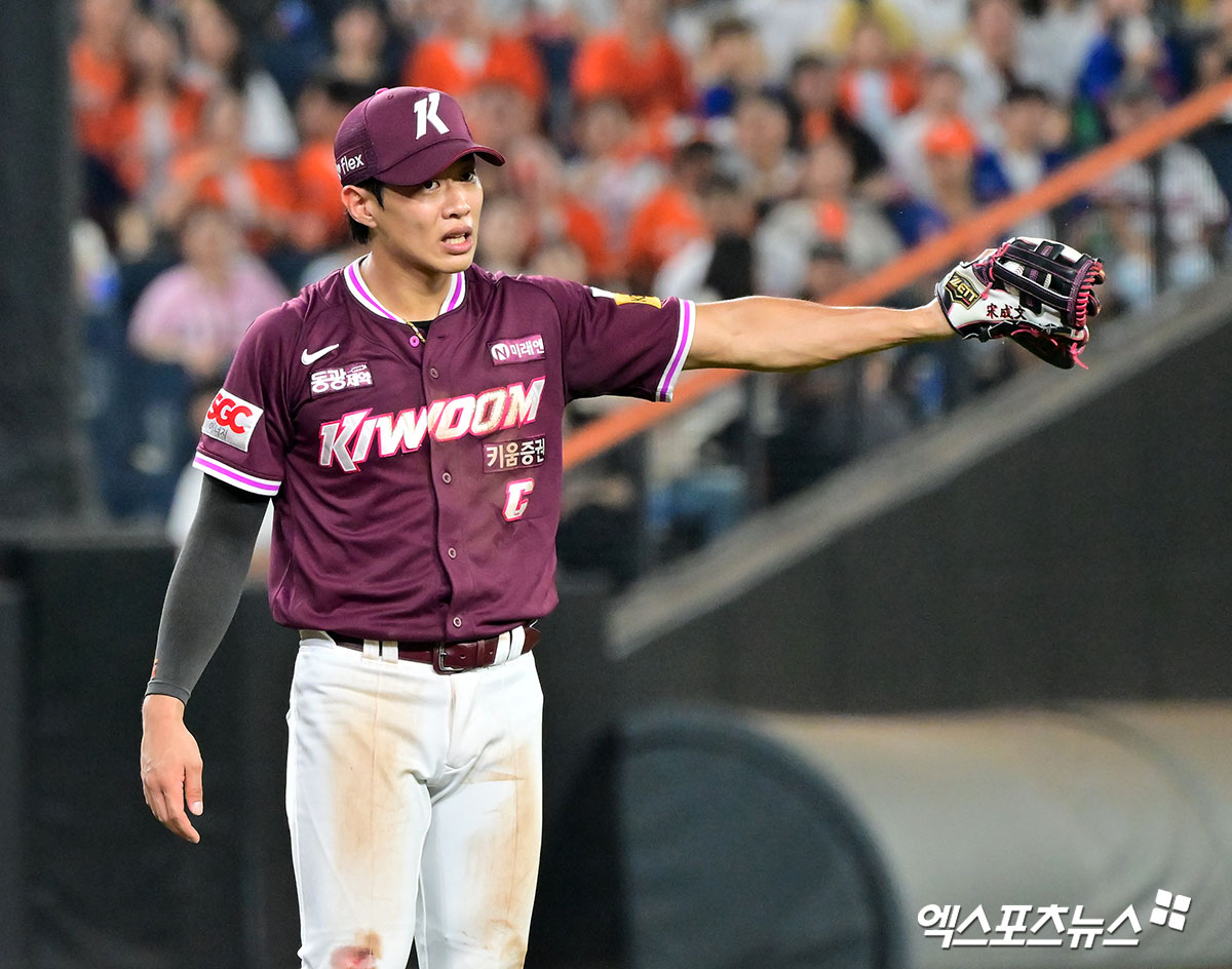 샌디에이고 파드리스 송성문이 미국 통계 사이트 '팬그래프'가 예상한 2026시즌 개막전 선발 라인업에 9번타자 겸 2루수로 당당히 이름을 올렸다. 엑스포츠뉴스 DB