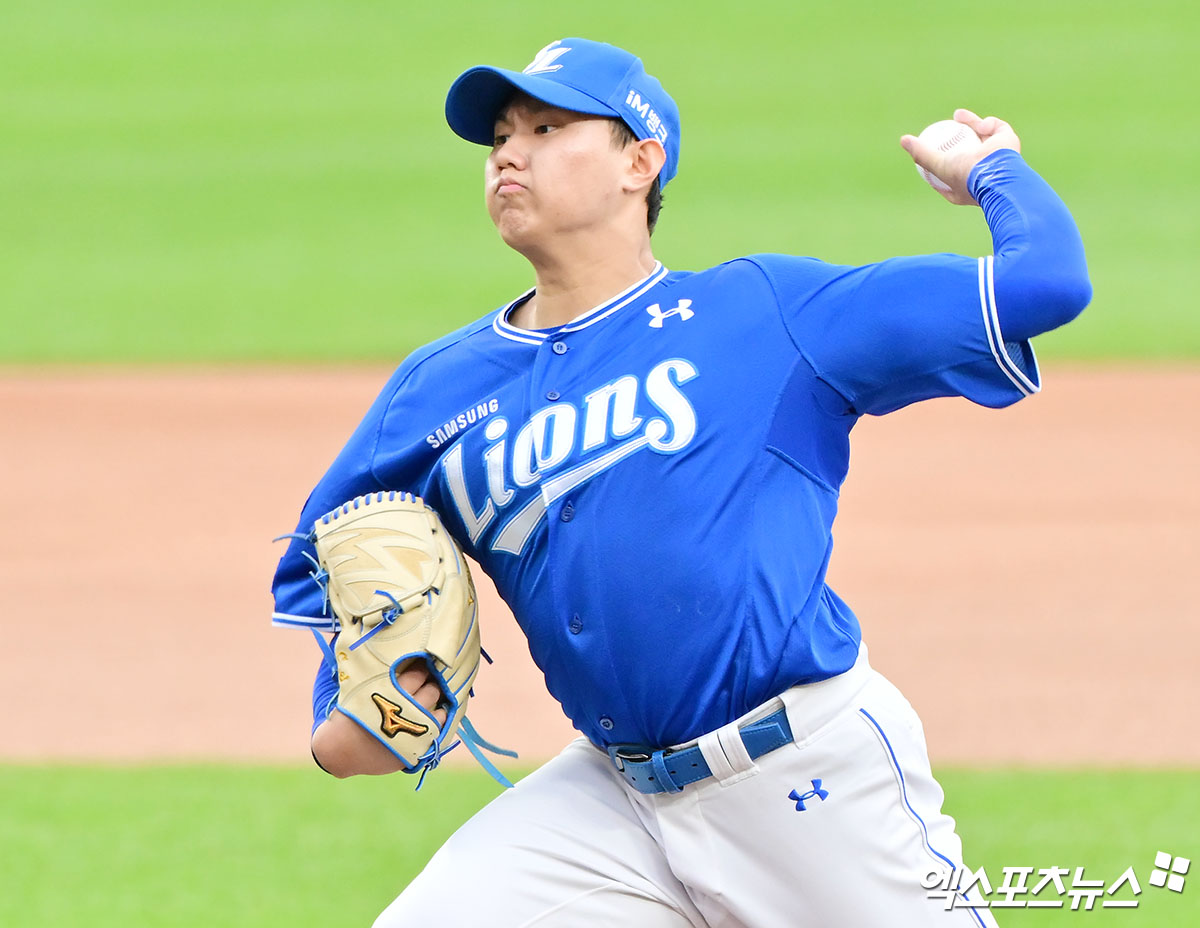 지난 10월 18일 오후 대전 한화생명 볼파크에서 열린 '2025 신한 SOL Bank KBO 포스트시즌' 삼성 라이온즈와 한화 이글스의 플레이오프 1차전 경기, 6회말 무사 2루 삼성 배찬승이 공을 힘차게 던지고 있다. 엑스포츠뉴스 DB